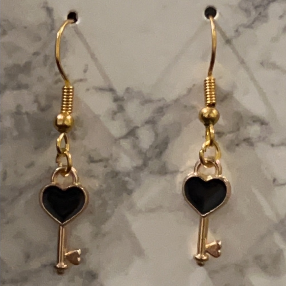 🔴Handmade Heart Key Earrings🔑 - Picture 2 of 3